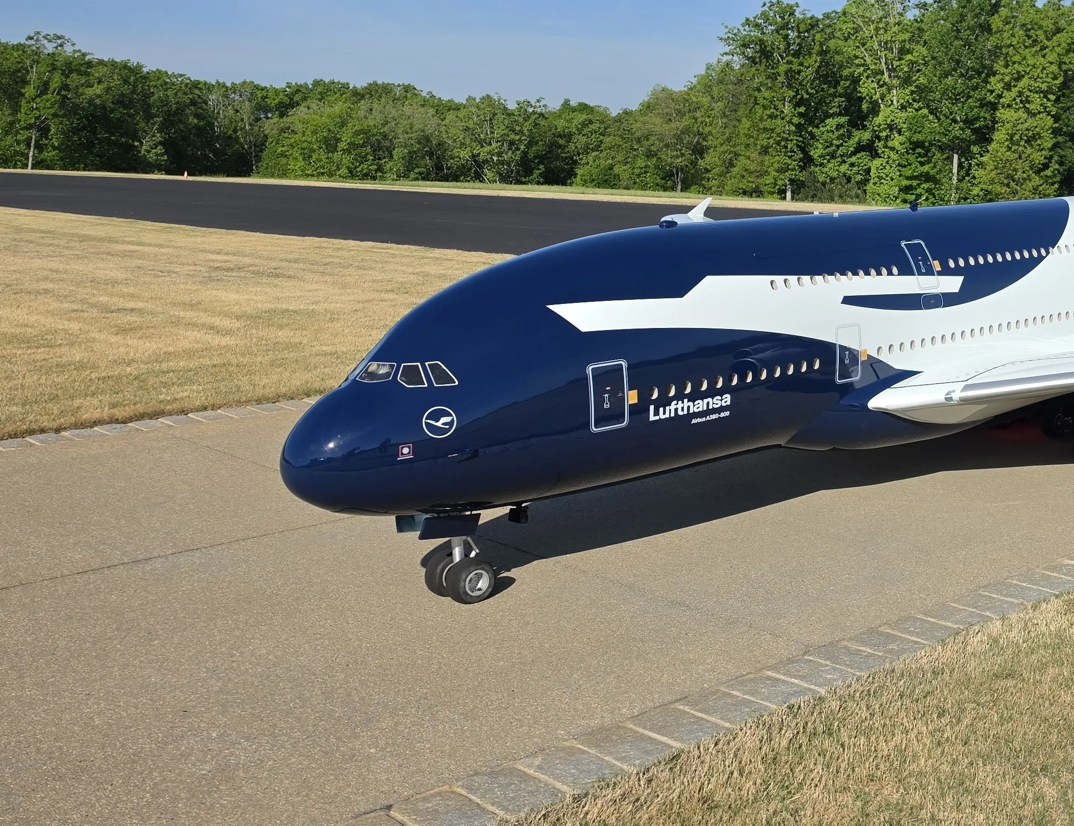 Airbus A380 model — gear leg, twin-wheel kinematics