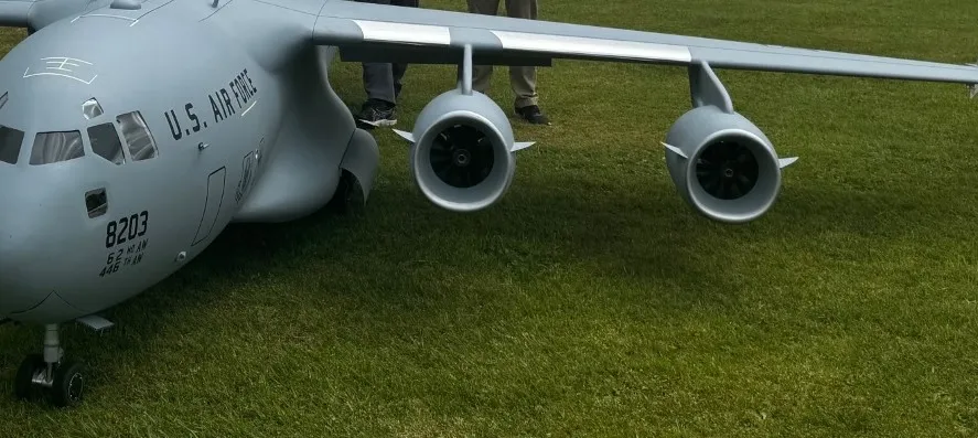 Boeing C-17 model on ground — team and airframe