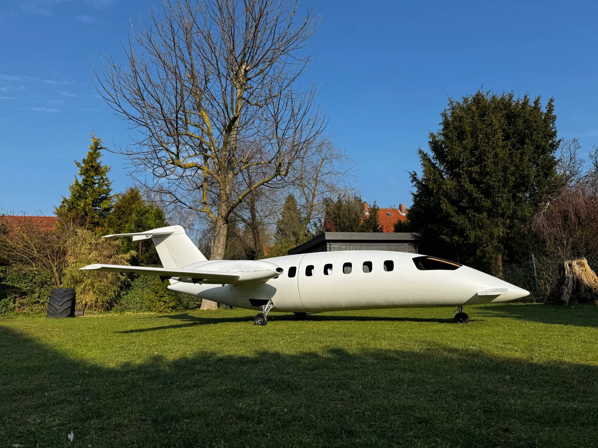 Piaggio P180 — CNC-machined strut, composite detail