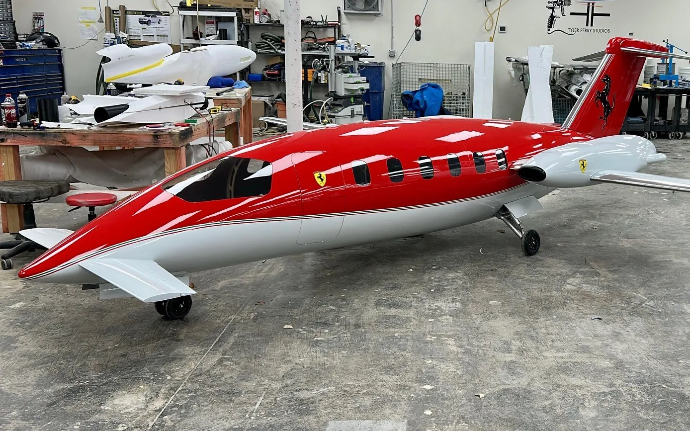 Piaggio P180 — retracted gear, bay geometry